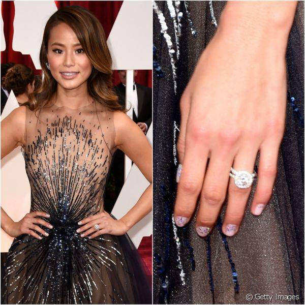 Para o Oscar 2015, a atriz optou por adicionar um pouco de glitter roxo sobre o esmalte lavanda